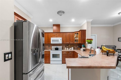Casa en venta en Miami, Florida, 5 dormitorios, 241.36 m2 № 1896150 - foto 15