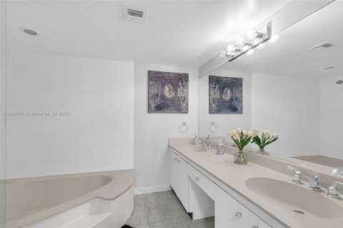 Condo in Miami, Florida, 2 bedrooms  № 1944455 - photo 14