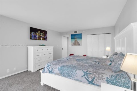 Condo in Miami, Florida, 2 bedrooms  № 1944455 - photo 13