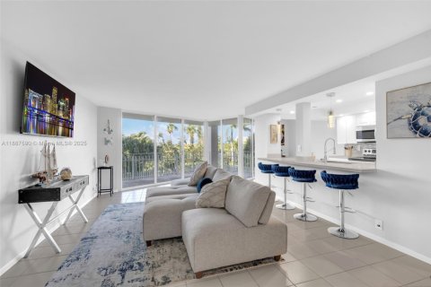 Condo in Miami, Florida, 2 bedrooms  № 1944455 - photo 5