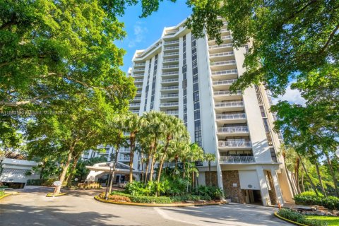 Condo in Miami, Florida, 2 bedrooms  № 1944455 - photo 1