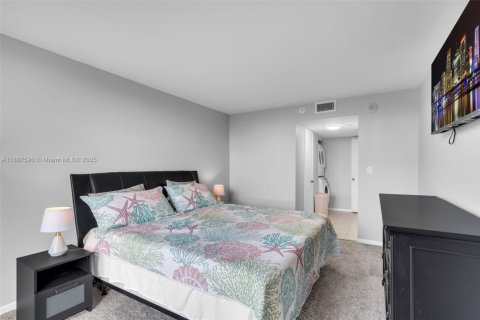 Condo in Miami, Florida, 2 bedrooms  № 1944455 - photo 10