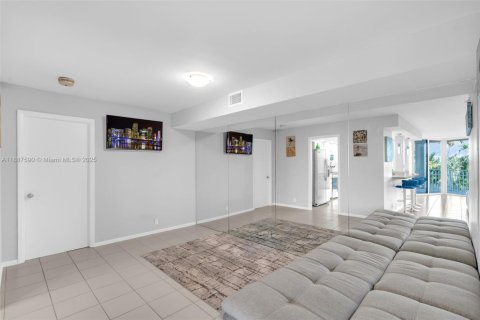 Condo in Miami, Florida, 2 bedrooms  № 1944455 - photo 8