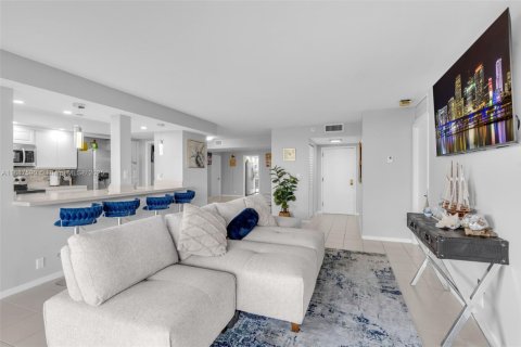Condo in Miami, Florida, 2 bedrooms  № 1944455 - photo 6