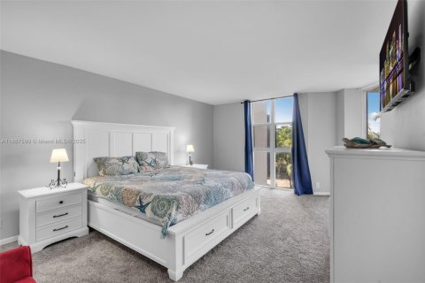 Condo in Miami, Florida, 2 bedrooms  № 1944455 - photo 12