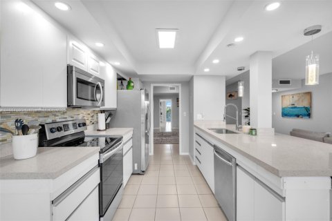 Condo in Miami, Florida, 2 bedrooms  № 1944455 - photo 7