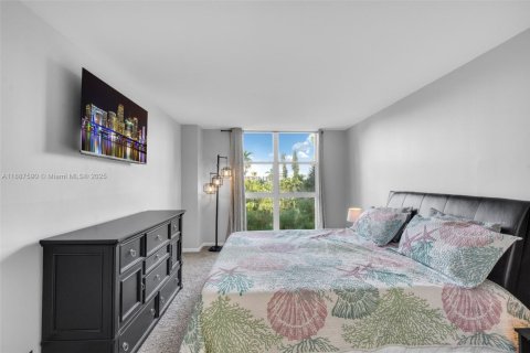 Condo in Miami, Florida, 2 bedrooms  № 1944455 - photo 9