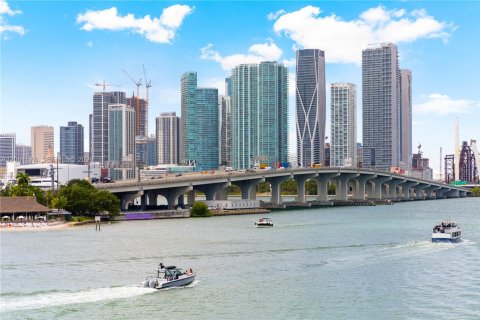 Кондоминиум с 2 спальнями в Майами, Флорида № 2067644