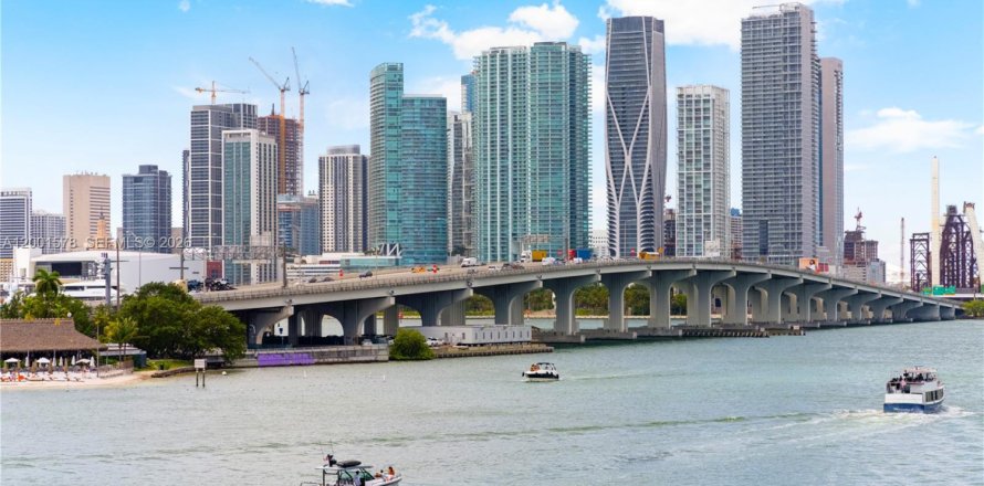 Кондоминиум с 2 спальнями в Майами, Флорида № 2067644