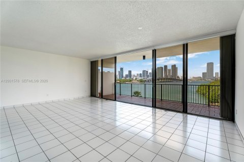 Купить кондоминиум в Майами, Флорида 2 спальни, 127.28м2, № 2067644 - фото 14