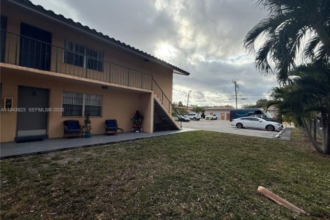 House in Miami Springs, Florida 2 bedrooms, 83.61 sq.m. № 2000826