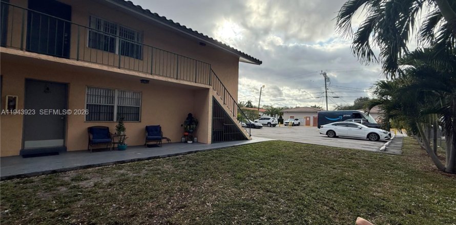 House in Miami Springs, Florida 2 bedrooms, 83.61 sq.m. № 2000826