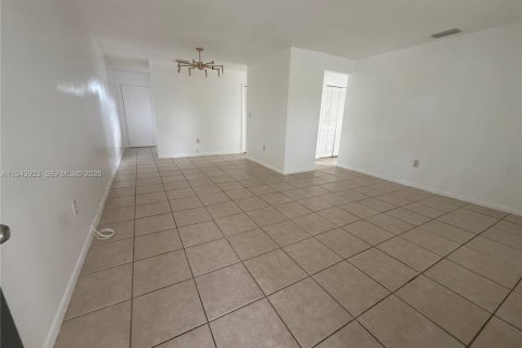 House in Miami Springs, Florida 2 bedrooms, 83.61 sq.m. № 2000826 - photo 3