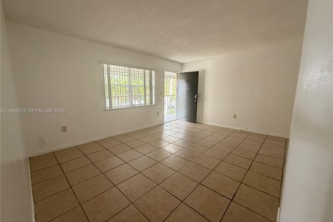 House in Miami Springs, Florida 2 bedrooms, 83.61 sq.m. № 2000826 - photo 14