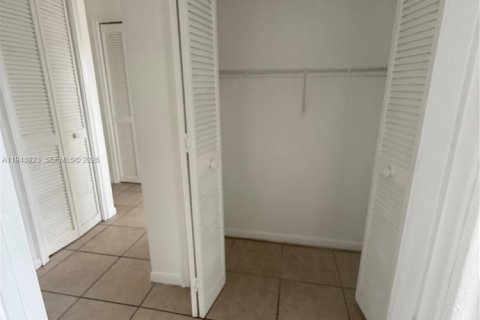 House in Miami Springs, Florida 2 bedrooms, 83.61 sq.m. № 2000826 - photo 13