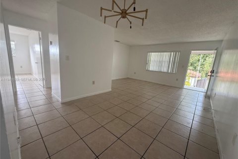 House in Miami Springs, Florida 2 bedrooms, 83.61 sq.m. № 2000826 - photo 4