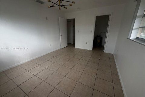 House in Miami Springs, Florida 2 bedrooms, 83.61 sq.m. № 2000826 - photo 7