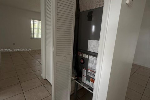 House in Miami Springs, Florida 2 bedrooms, 83.61 sq.m. № 2000826 - photo 9