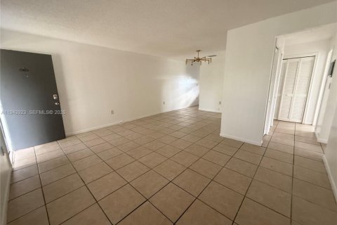 House in Miami Springs, Florida 2 bedrooms, 83.61 sq.m. № 2000826 - photo 15
