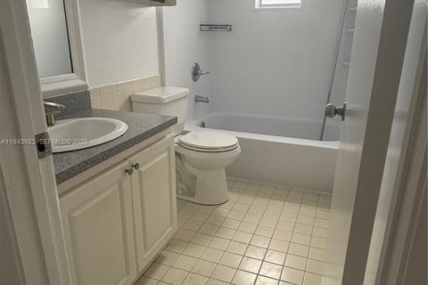 House in Miami Springs, Florida 2 bedrooms, 83.61 sq.m. № 2000826 - photo 10