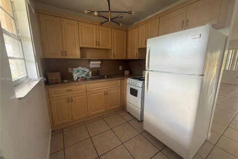 House in Miami Springs, Florida 2 bedrooms, 83.61 sq.m. № 2000826 - photo 5