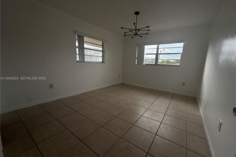 House in Miami Springs, Florida 2 bedrooms, 83.61 sq.m. № 2000826 - photo 6