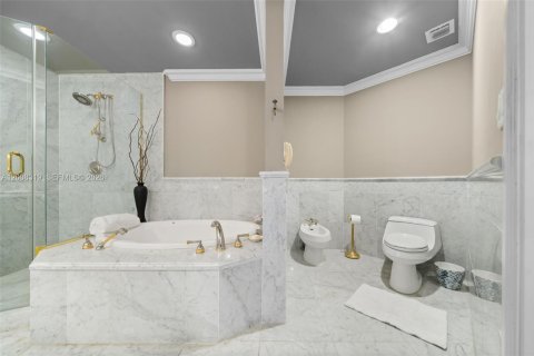 Condominio en venta en Bal Harbour, Florida, 4 dormitorios, 271.09 m2 № 2170905 - foto 17