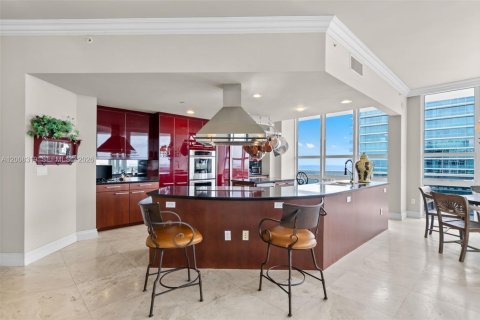 Condominio en venta en Bal Harbour, Florida, 4 dormitorios, 271.09 m2 № 2170905 - foto 11