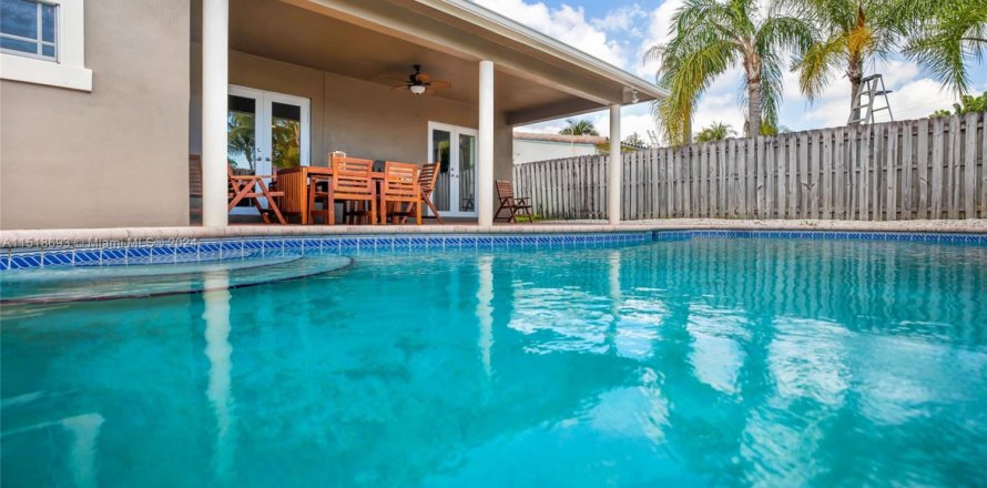 House in Fort Lauderdale, Florida 4 bedrooms, 201.88 sq.m. № 1959353