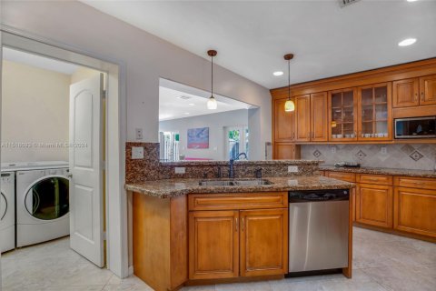 House in Fort Lauderdale, Florida 4 bedrooms, 201.88 sq.m. № 1959353 - photo 8