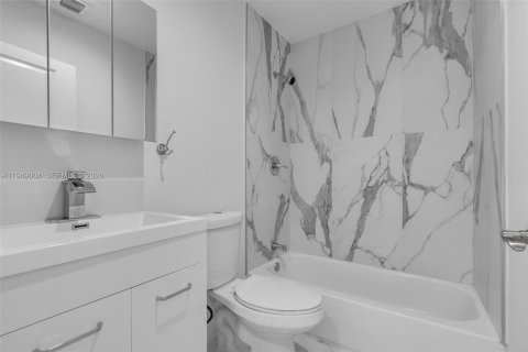 Villa ou maison à vendre à Miami, Floride: 3 chambres, 118.36 m2 № 2004840 - photo 18