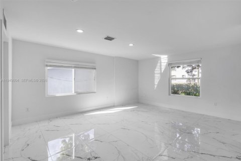 Villa ou maison à vendre à Miami, Floride: 3 chambres, 118.36 m2 № 2004840 - photo 14