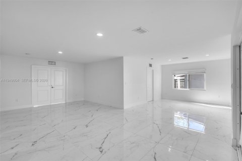 Villa ou maison à vendre à Miami, Floride: 3 chambres, 118.36 m2 № 2004840 - photo 10