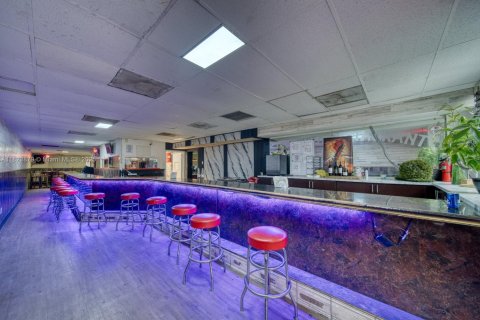 Commercial property in Hialeah, Florida № 1786906 - photo 2