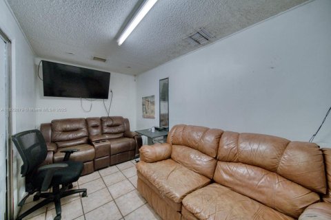 Commercial property in Hialeah, Florida № 1786906 - photo 15