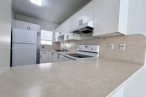 Casa en alquiler en Hialeah, Florida, 2 dormitorios, 86.4 m2 № 1953412 - foto 2