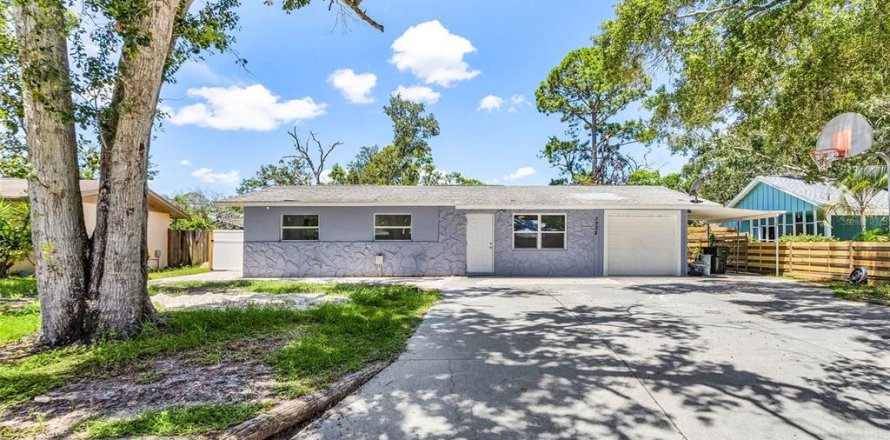 House in Sarasota, Florida 4 bedrooms, 134.8 sq.m. № 1858359