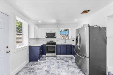 House in Sarasota, Florida 4 bedrooms, 134.8 sq.m. № 1858359 - photo 5