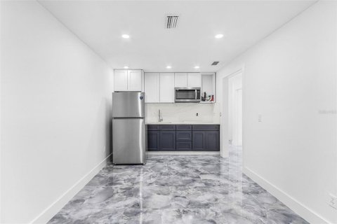 House in Sarasota, Florida 4 bedrooms, 134.8 sq.m. № 1858359 - photo 6