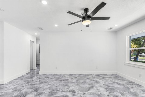 House in Sarasota, Florida 4 bedrooms, 134.8 sq.m. № 1858359 - photo 13