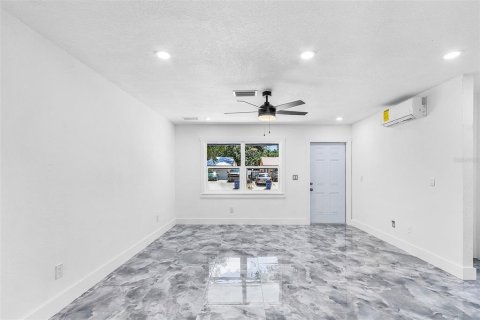 House in Sarasota, Florida 4 bedrooms, 134.8 sq.m. № 1858359 - photo 12
