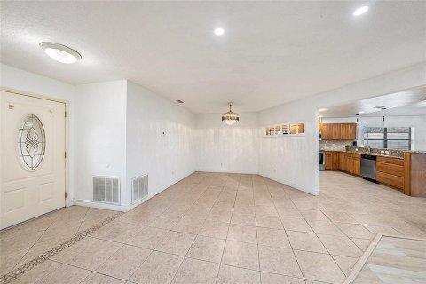 House in Port Richey, Florida 2 bedrooms, 184.13 sq.m. № 1817887 - photo 8