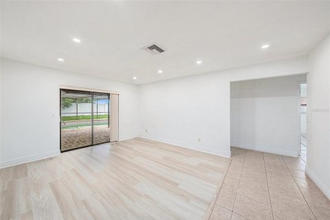 House in Port Richey, Florida 2 bedrooms, 184.13 sq.m. № 1817887 - photo 5