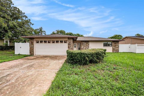 House in Port Richey, Florida 2 bedrooms, 184.13 sq.m. № 1817887 - photo 1