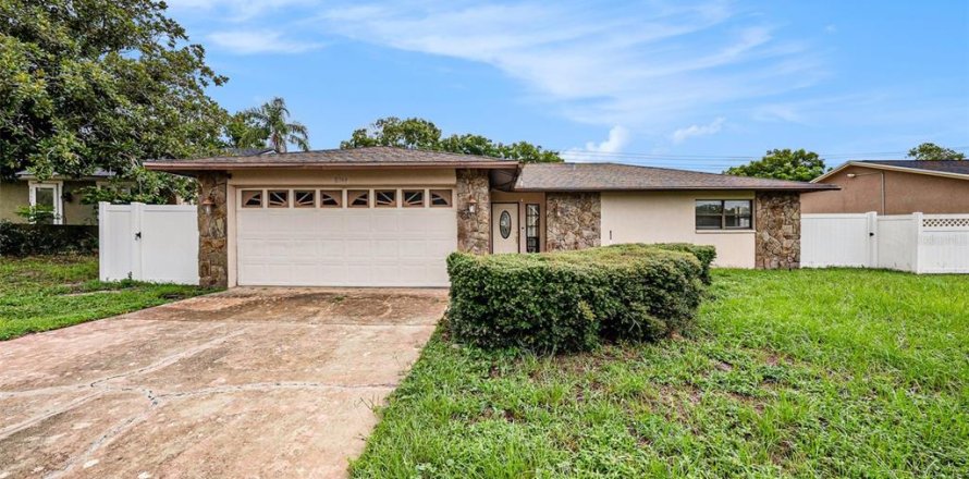 House in Port Richey, Florida 2 bedrooms, 184.13 sq.m. № 1817887