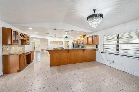 House in Port Richey, Florida 2 bedrooms, 184.13 sq.m. № 1817887 - photo 12