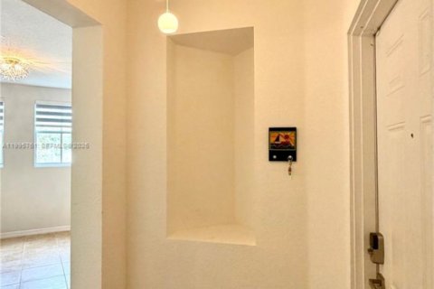 Condo in Doral, Florida, 2 bedrooms № 2252149 - photo 3