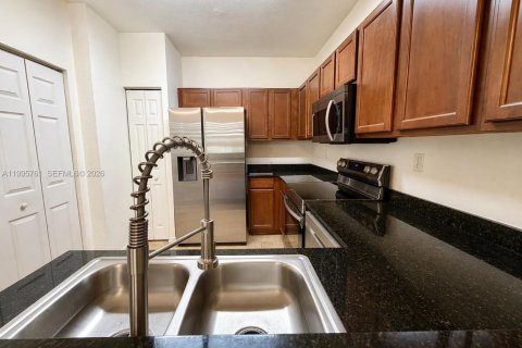 Condo in Doral, Florida, 2 bedrooms № 2252149 - photo 9