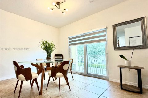 Condo in Doral, Florida, 2 bedrooms № 2252149 - photo 5