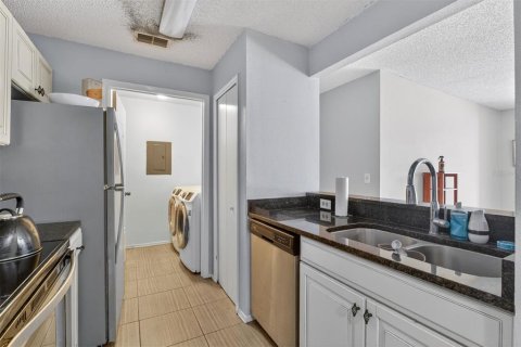 Condo in Gainesville, Florida, 2 bedrooms  № 2213067 - photo 12